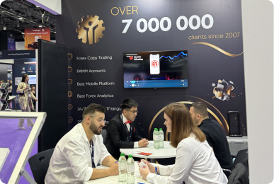 Perwakilan dan stan perusahaan di iFX EXPO Dubai 2025
