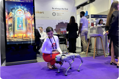 Stan perusahaan dan robot anjing di iFX EXPO Dubai 2025